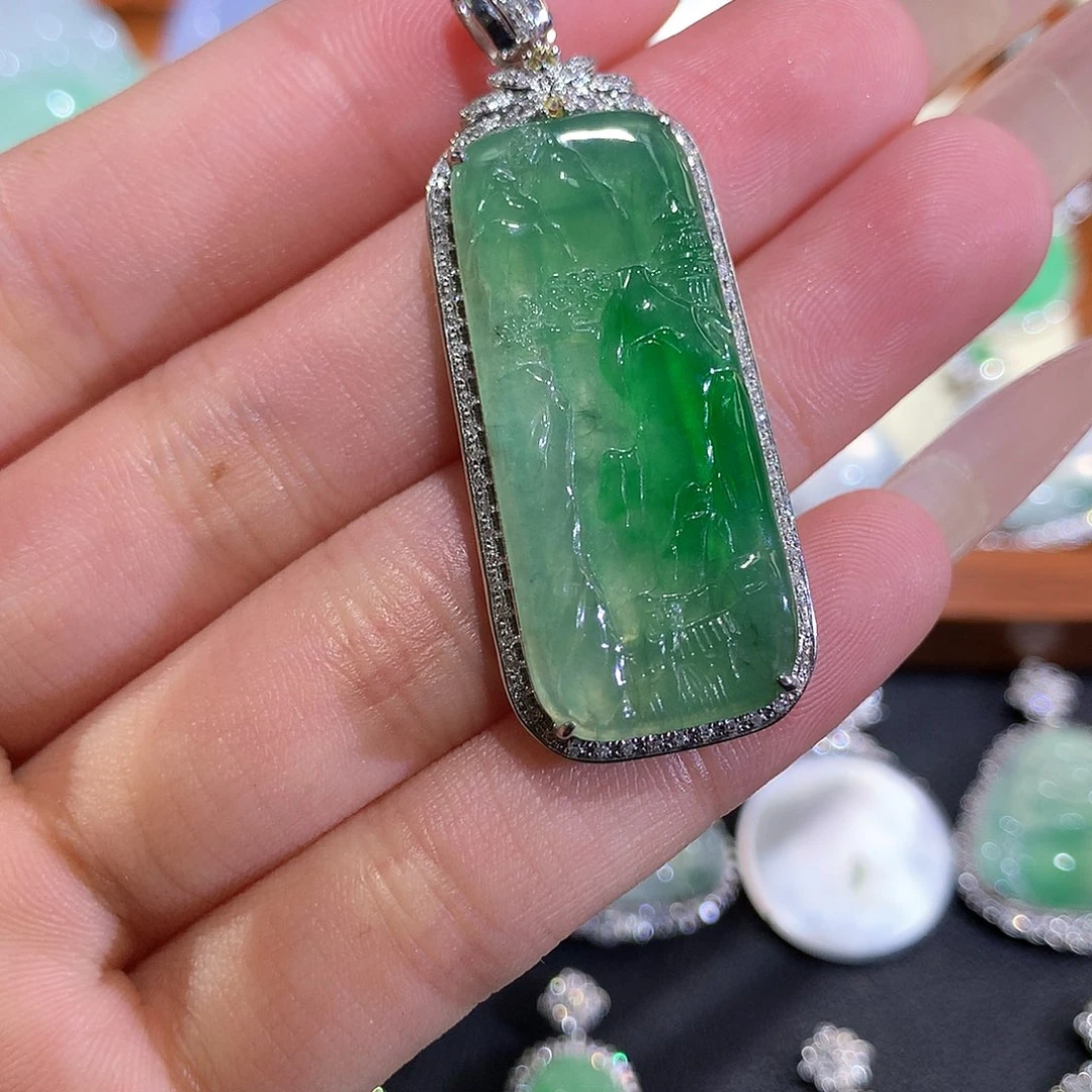 翡翠18K金镶嵌颈饰飘绿山水牌