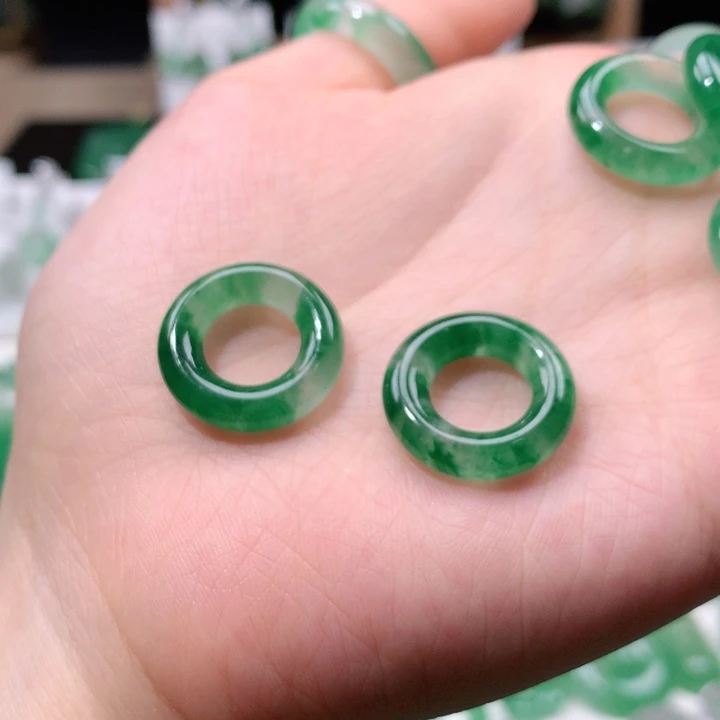 石英质玉未镶嵌颈饰朱*糖