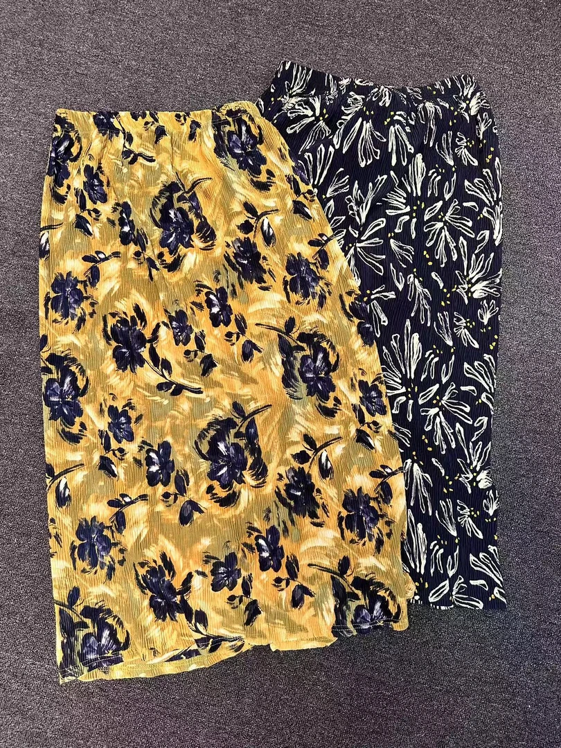 SHUANG洲：2025夏季显瘦褶皱后开衩花半身裙