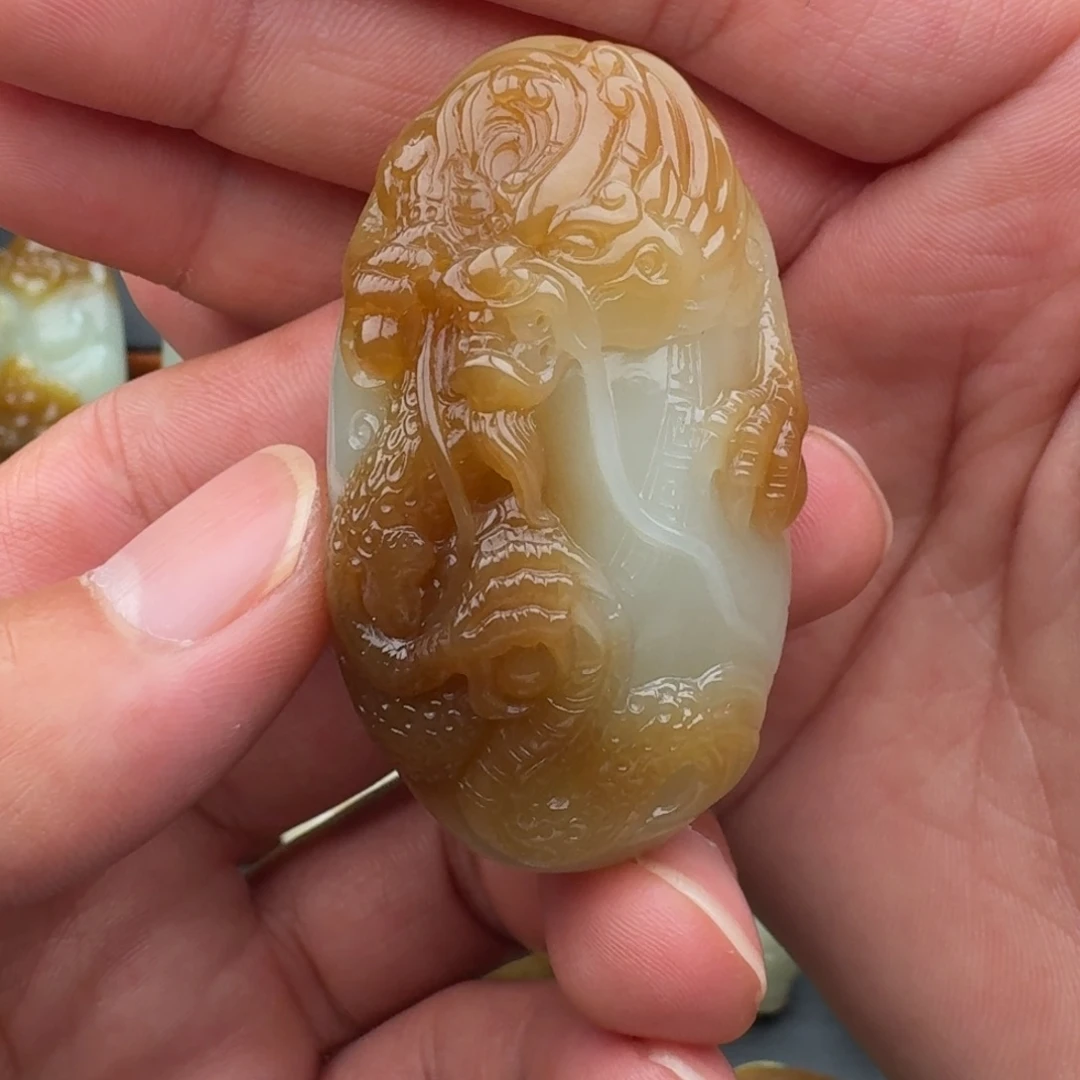 隆***隆和田玉未镶嵌颈饰