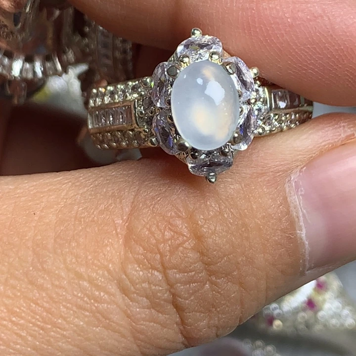 翡翠未镶嵌戒指铜托，卖裸石，需要二次镶嵌