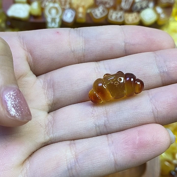 橄榄核吊坠牛角包