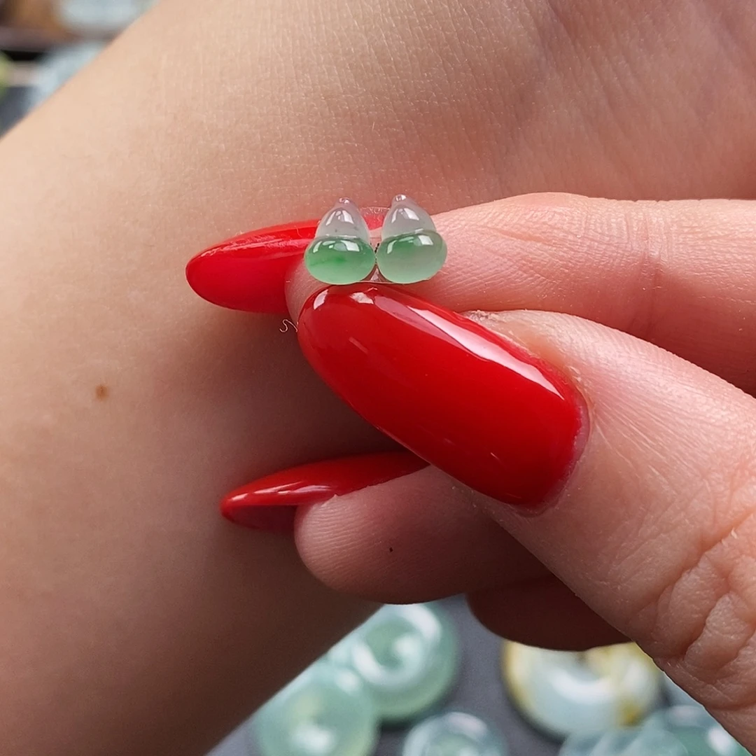 翡翠未镶嵌颈饰葫芦