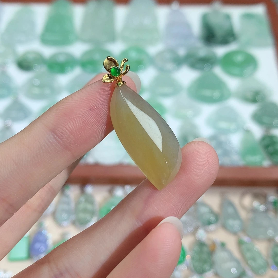 翡翠18K金镶嵌颈饰随