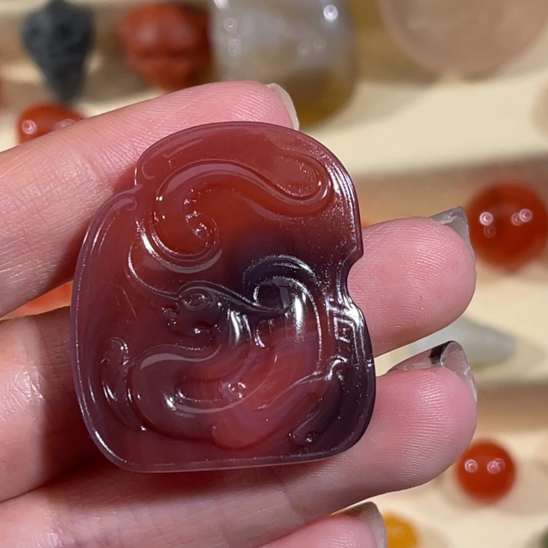 南红玛瑙未镶嵌仿古龙牌子27.6x31.7x8.7mm