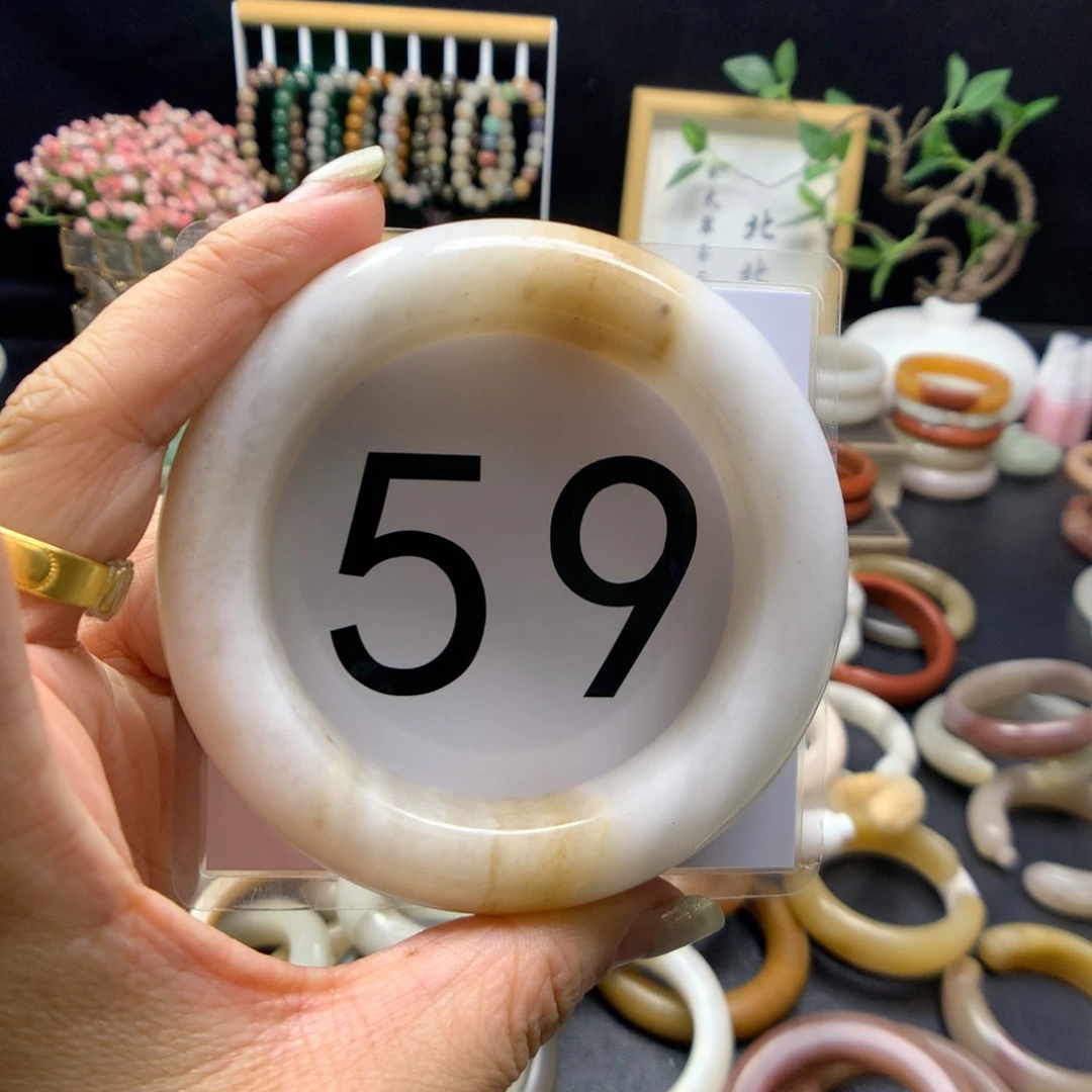 石英质玉手镯未镶嵌些**间