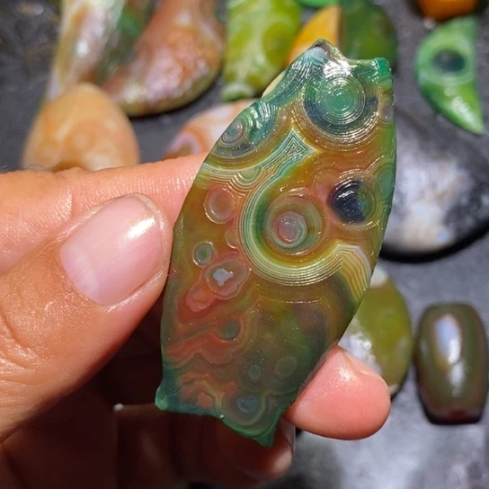 颈饰未镶嵌石英质玉坊*