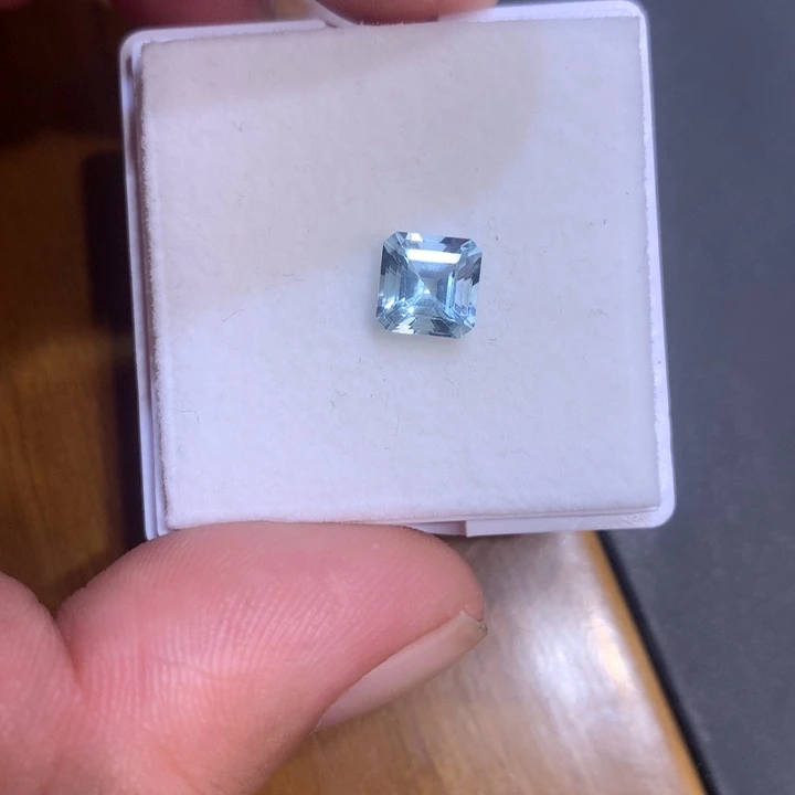 海蓝宝石笔搁未镶嵌脏***包裸石1.905克拉
