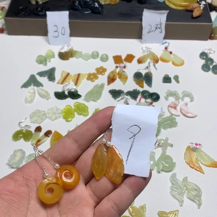 蛇纹石玉耳钉足银镀金镶嵌福**王