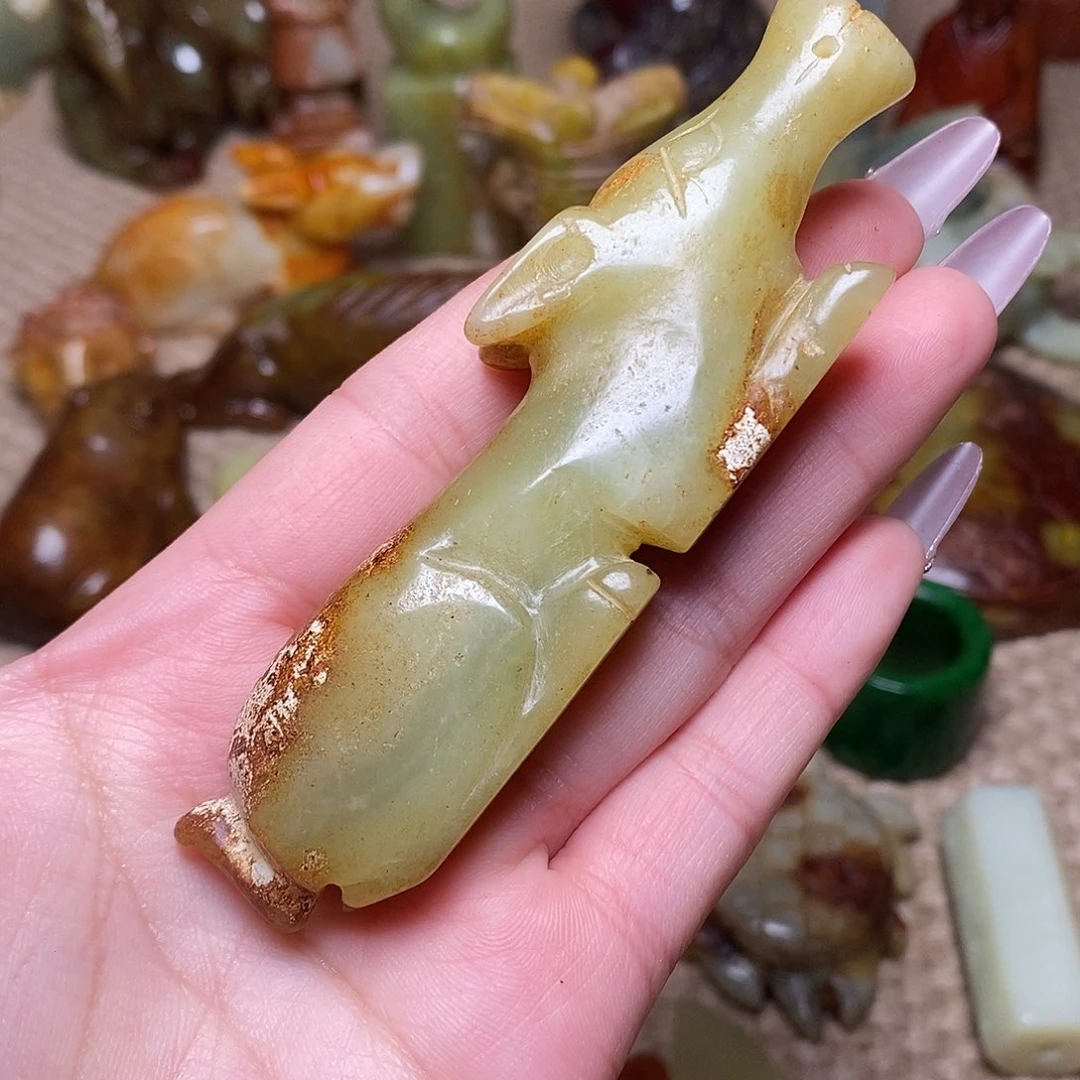 蛇纹石玉足铂镶嵌颈饰