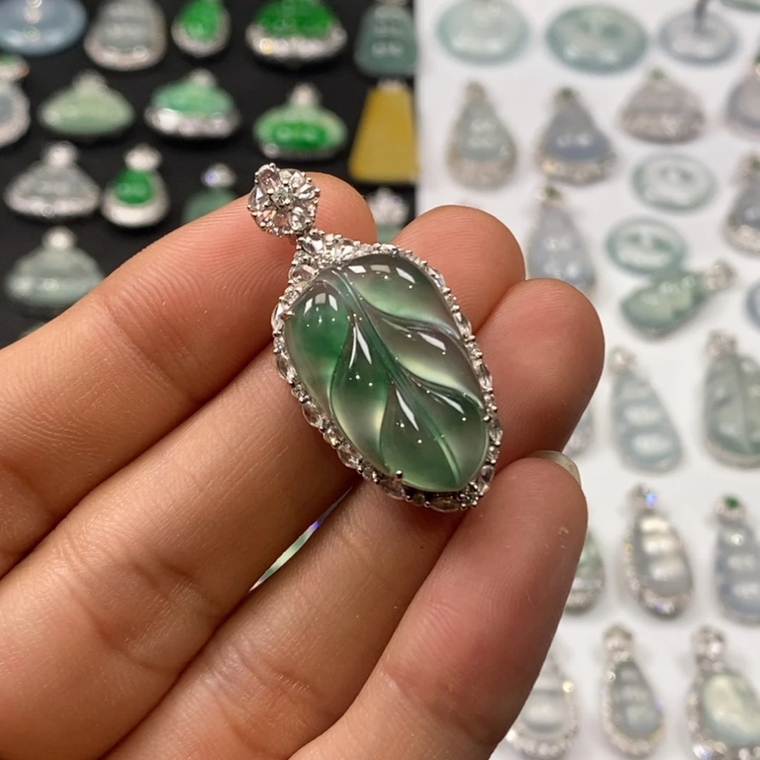 翡翠18K金镶嵌颈饰叶子