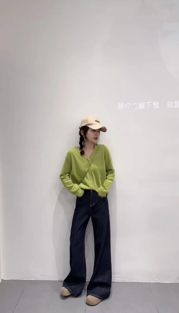 2025秋季新款韩系简约绿色宽松圆领长袖针织开衫外套百搭牛仔裤