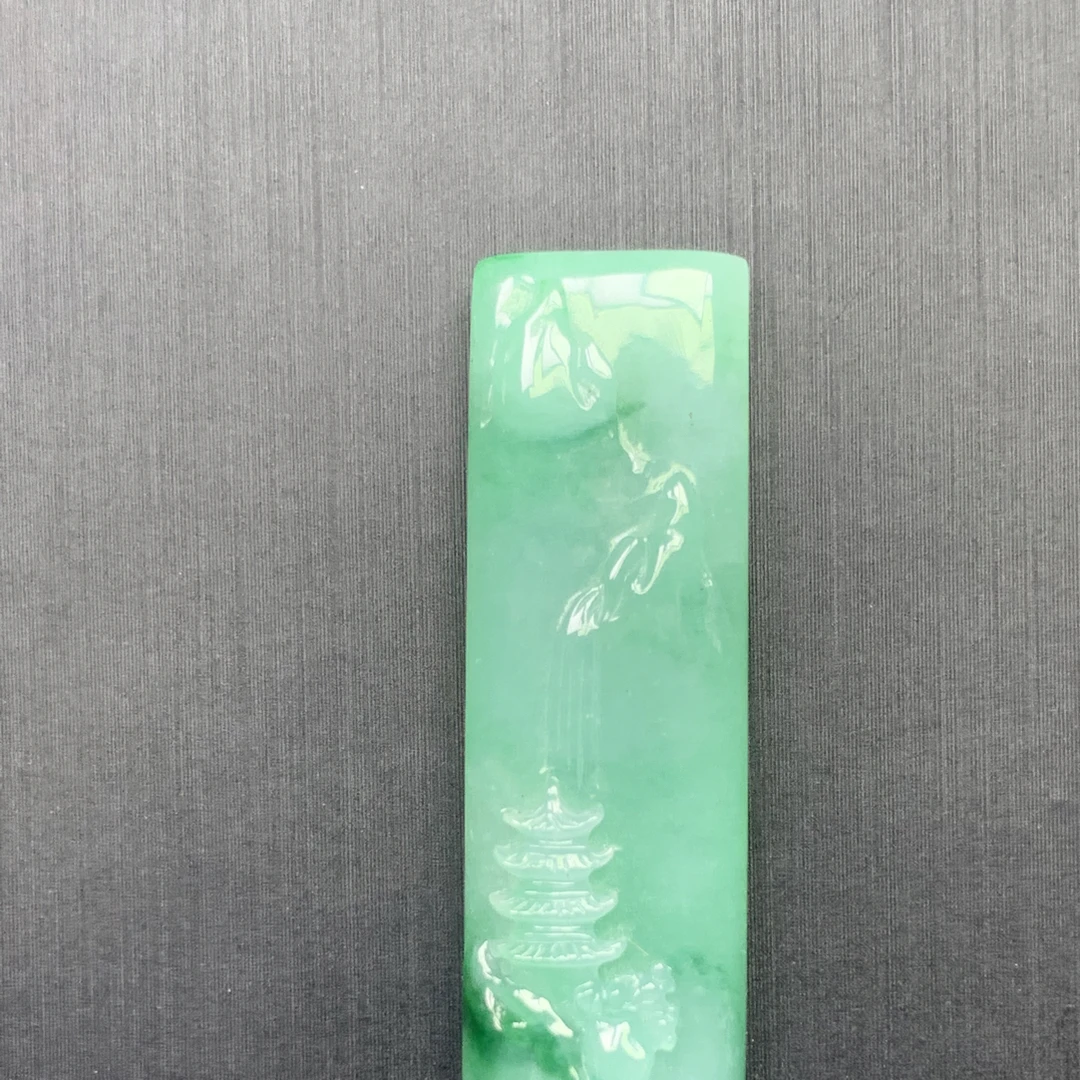 天然缅甸翡翠A货 满绿底色山水牌