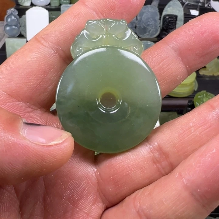 岫玉未镶嵌吊坠(赠链)