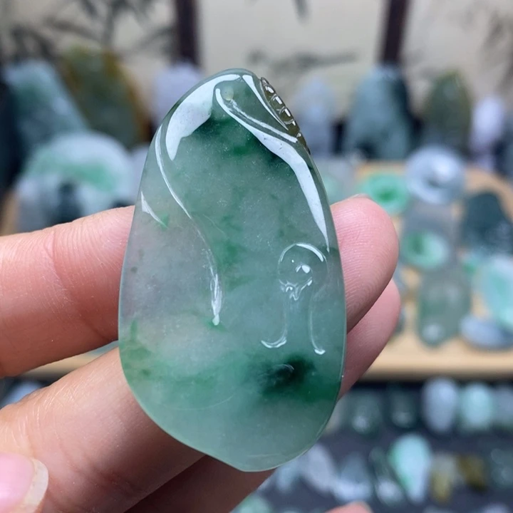 翡翠未镶嵌颈饰悟道