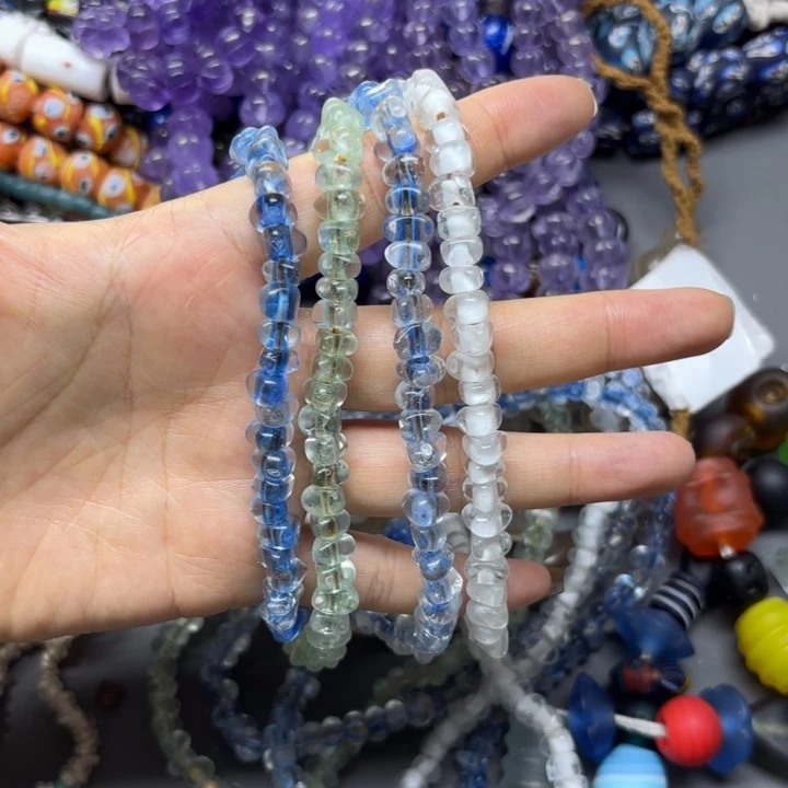 颈饰玻璃透心三角一条，喊我选颜色