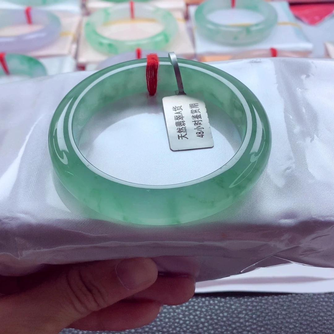 哲***哲翡翠未镶嵌手镯炸光冰绿飘绿花分单1A