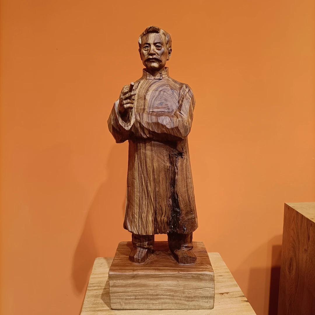 《鲁先生》香樟木红心花樟人物摆件装饰摆件