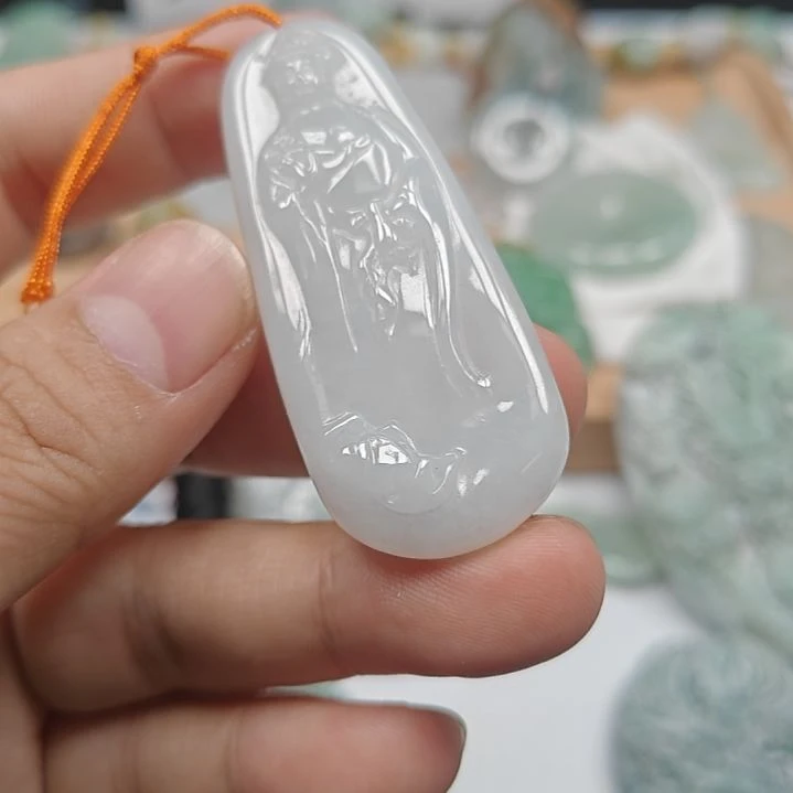 翡翠未镶嵌颈饰观音