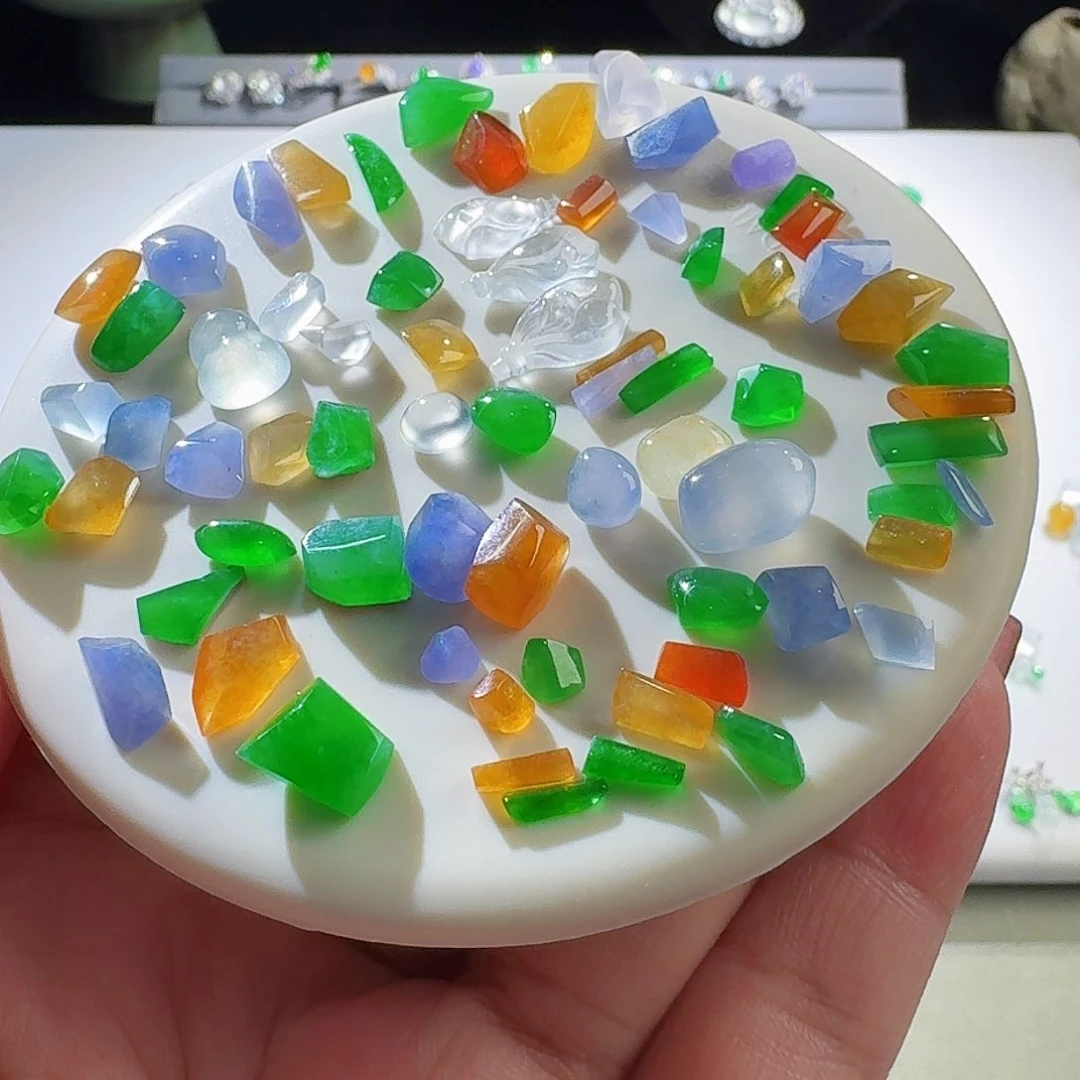 翡翠未镶嵌颈饰多样性发其一