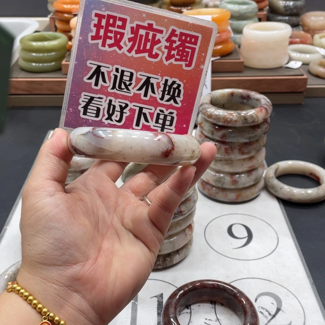 璇***未镶嵌手镯石英质玉