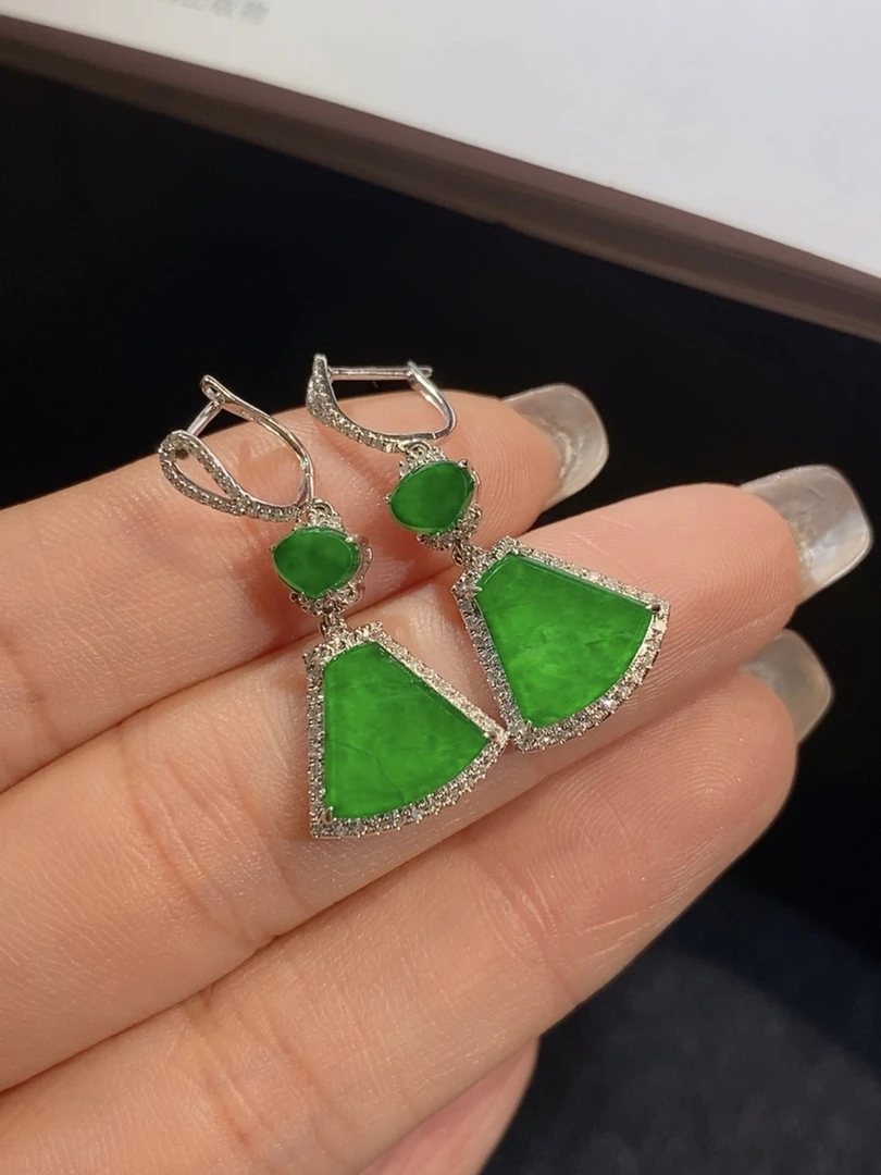 【伊玥珠宝】福利款天然缅甸翡翠A货 老坑浓阳绿无事牌耳坠