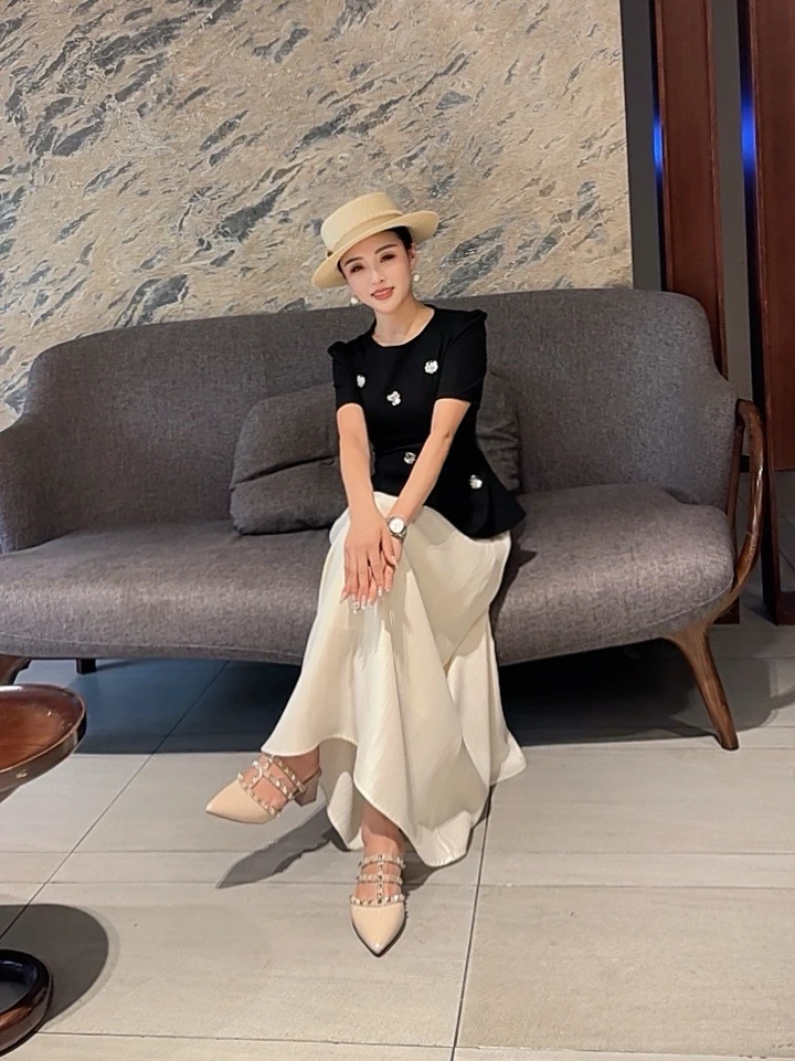 2025年夏季新款时尚套装立体花荷叶边上衣+白色长裙两件套女