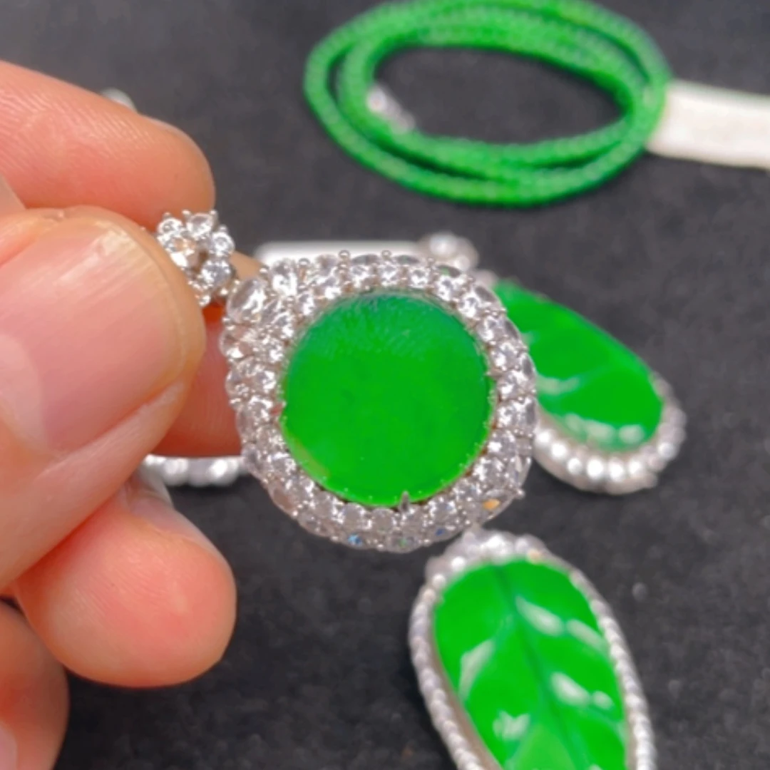 【闪购商品】颈饰银S925镶嵌翡翠吊坠