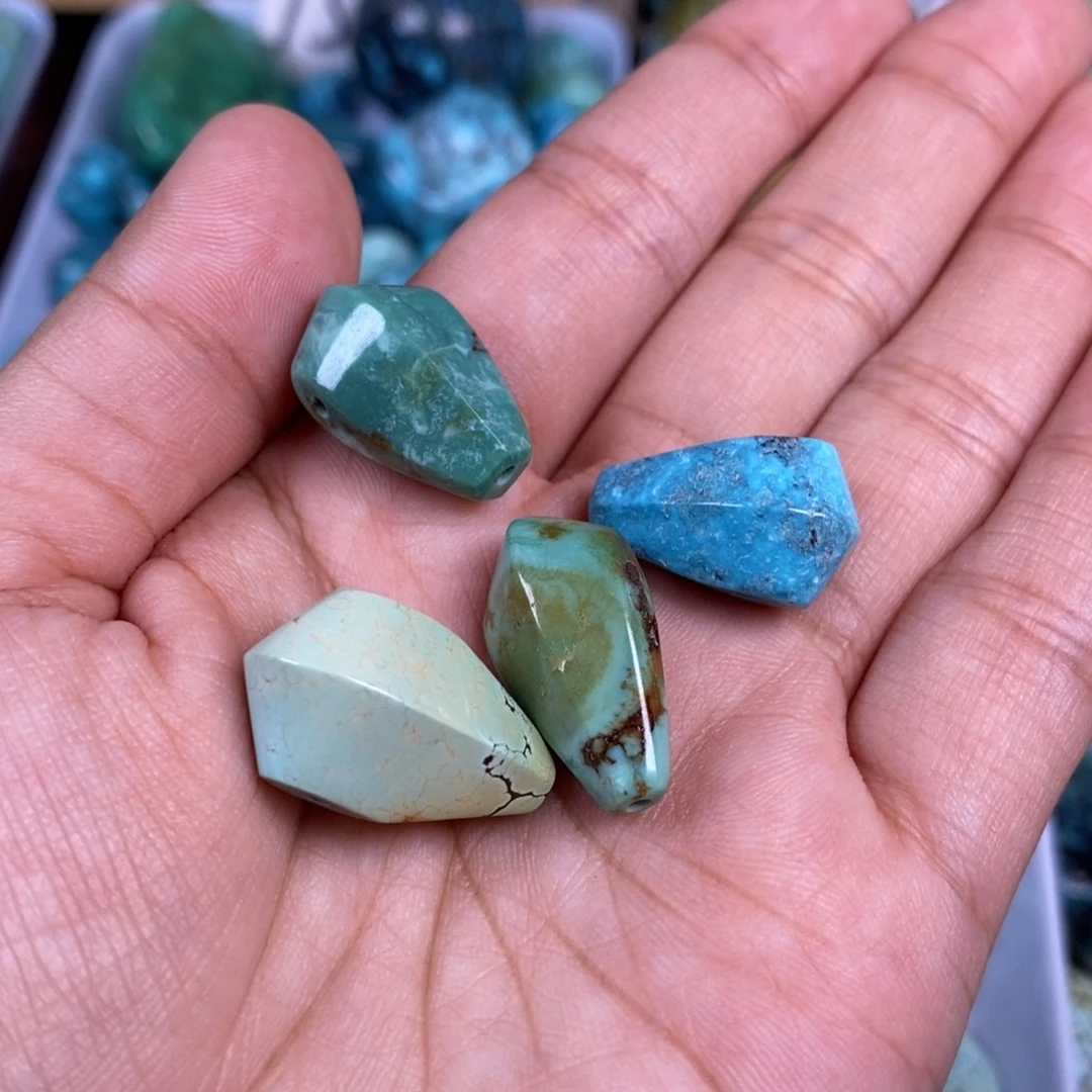 远***慧绿松石未镶嵌颈饰