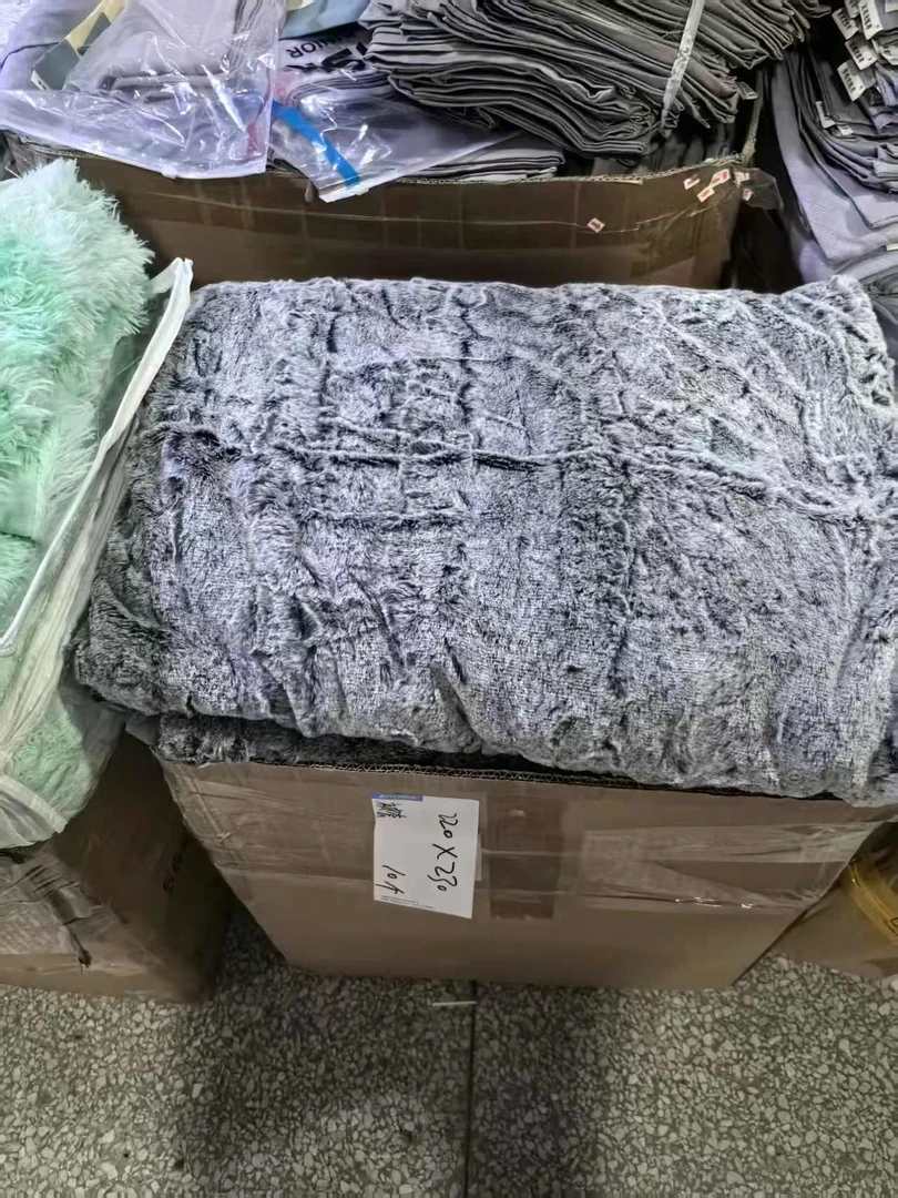 《厚广家》3楼220×230黑白兔毛绒被套 发1张