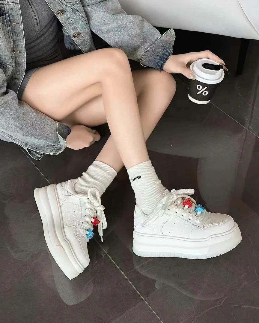 真皮厚底增高百搭小白鞋女款新款今年流行爆款轻便不累通勤脚板鞋