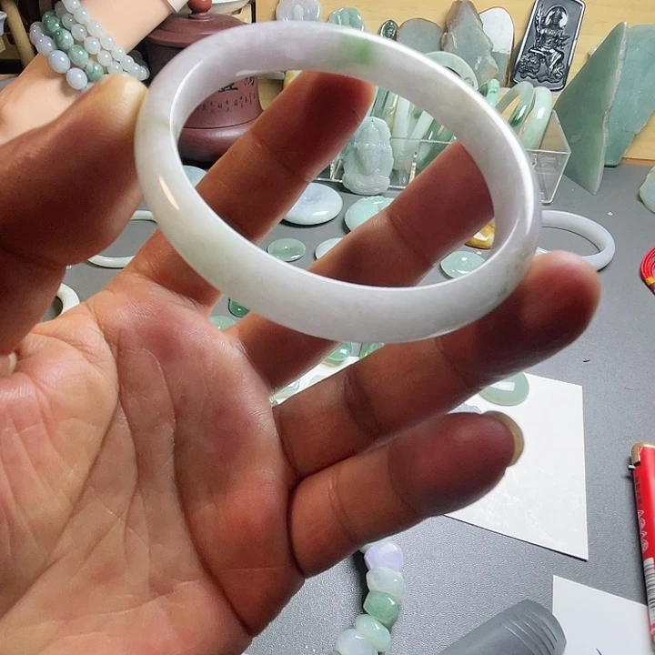 翡翠手镯未镶嵌翡翠手镯