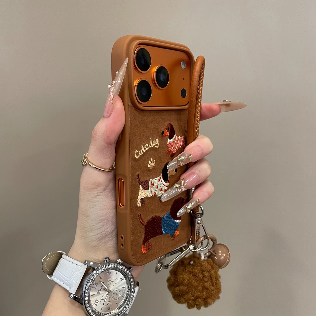 秋冬棕底绒布刺绣腊肠狗适用iPhone17手机壳16pro可爱15pm创意13