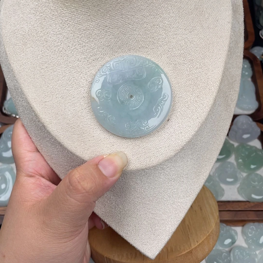 翡翠未镶嵌颈饰平安扣