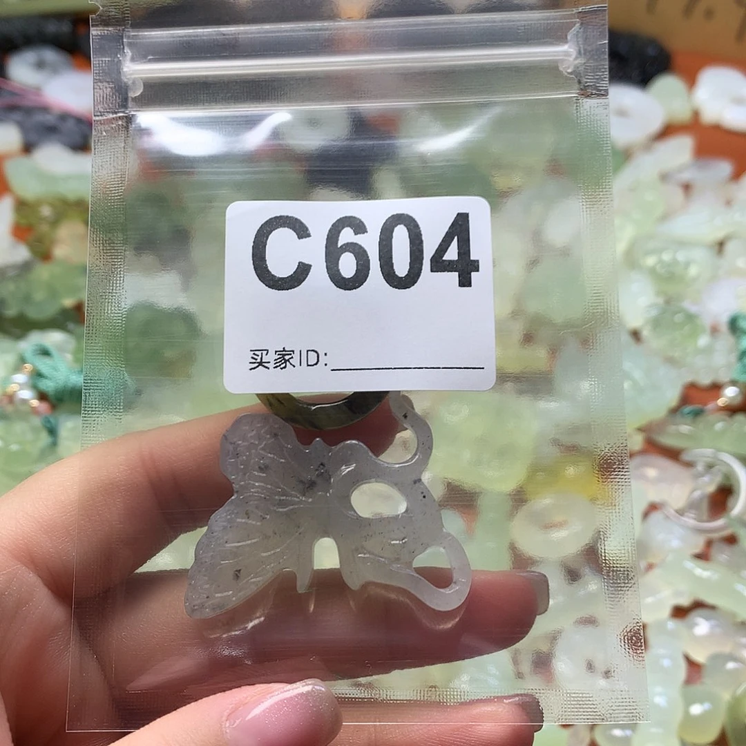 蛇纹石玉颈饰合金甜**桃