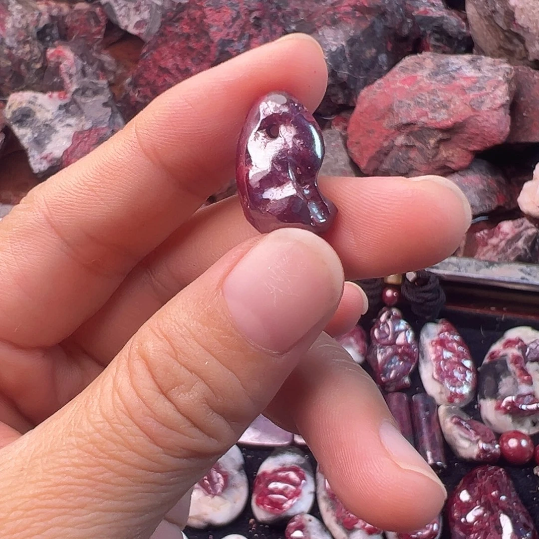 天然辰砂天然原矿朱砂吊坠