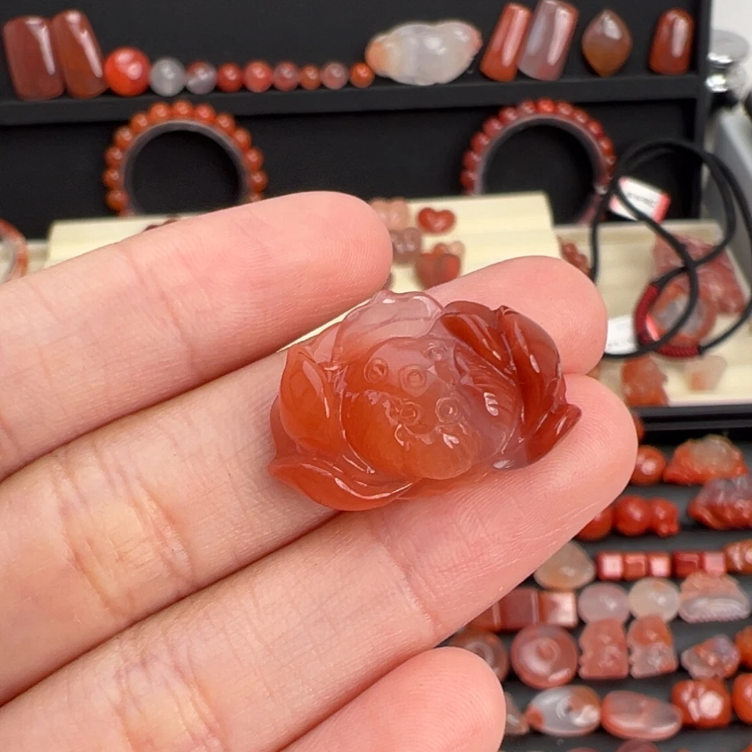 南红玛瑙未镶嵌颈饰荷花吊坠