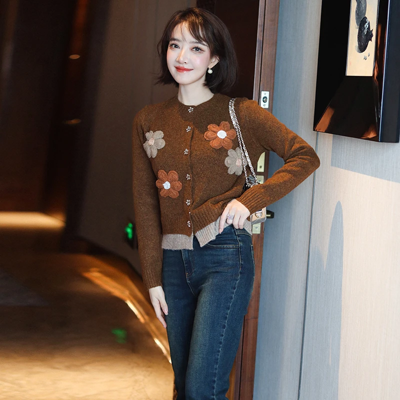 【现货】 MIUCO立体刺绣花朵单排扣撞色衣摆圆领美拉德针织开衫
