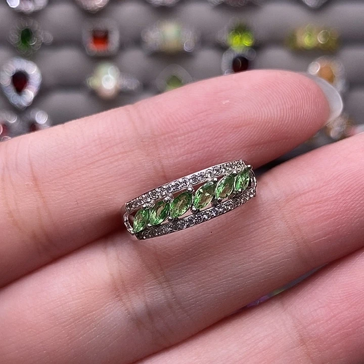 银S925镶嵌戒指石榴石（沙弗莱）