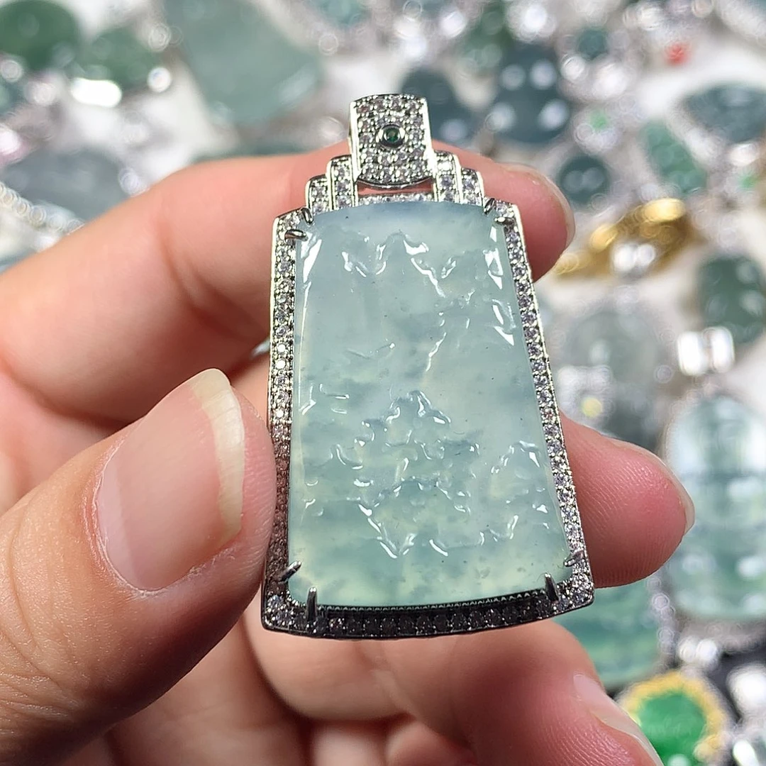 翡翠未镶嵌颈饰山水