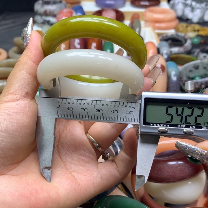 未镶嵌手镯石英质玉