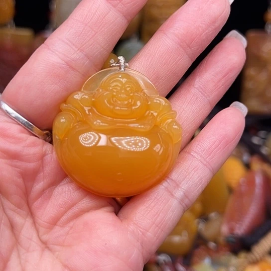 菲***一石英质玉（黄龙玉）合金颈饰