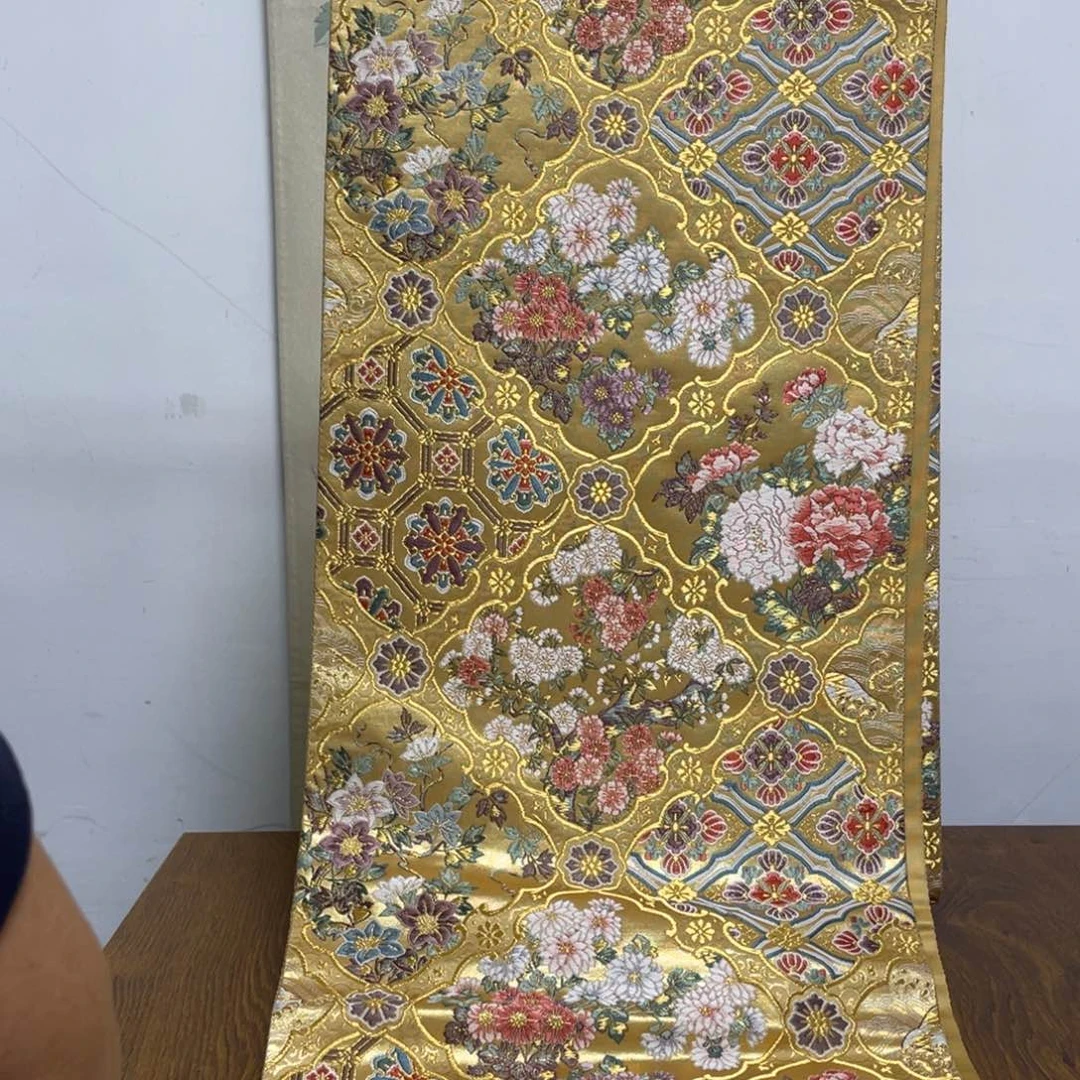 织绣织锦，织锦缎。