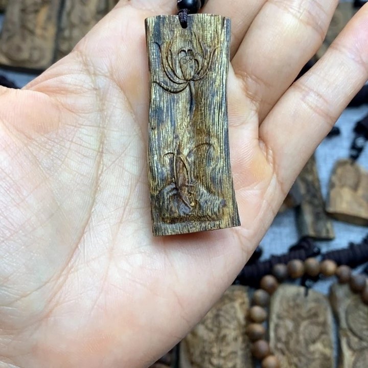 沉香手把件用****35.8克雕刻荷花