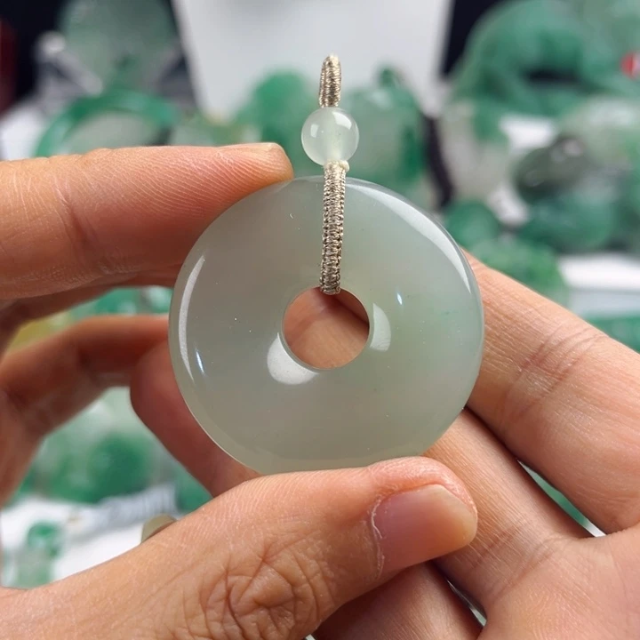 颈饰未镶嵌石英质玉