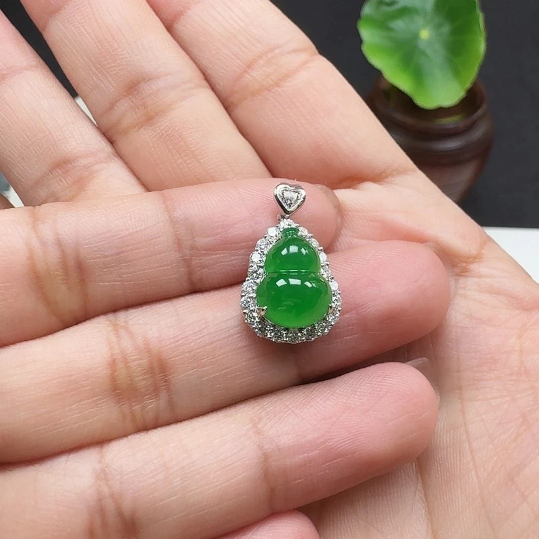 杨***闵颈饰18K金镶嵌翡翠