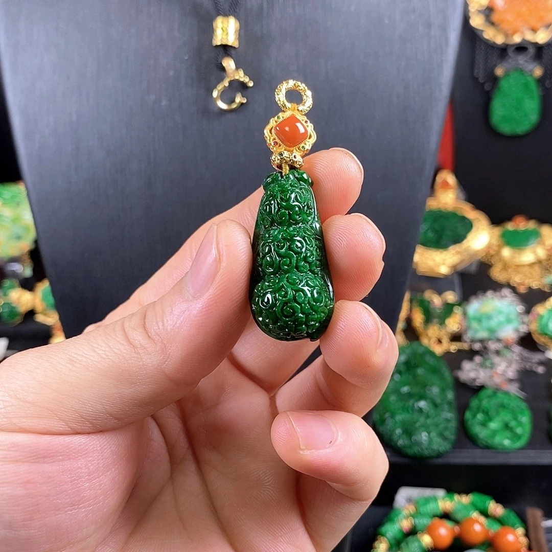 翡翠未镶嵌吊坠(赠链)手链