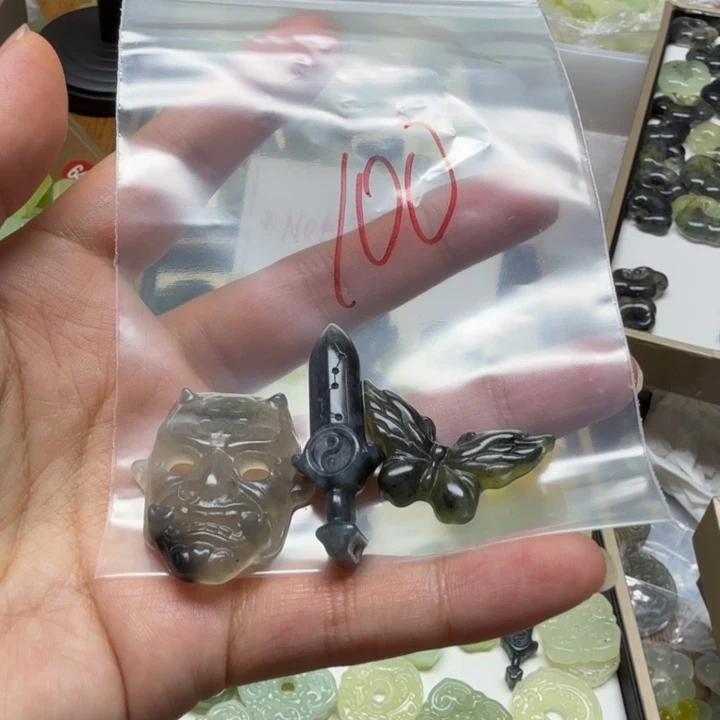 透闪石-蛇纹石玉吊坠未镶嵌