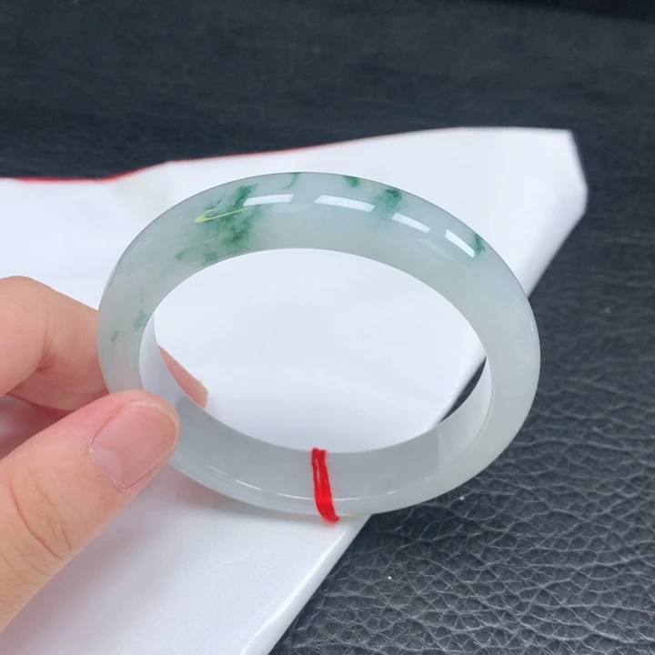 翡翠手镯未镶嵌。