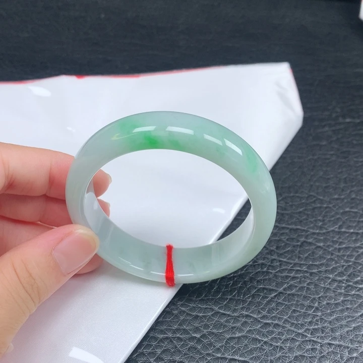 翡翠手镯未镶嵌。
